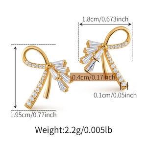 Vista detallada de pendientes de lazo con circonitas, medidas 1,95 cm por 1,8 cm