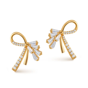 Detalle de pendientes de lazo dorado con circonitas de corte baguette y redondo brillante