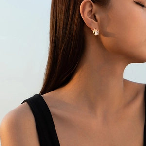 Elegantes pendientes cuadrados de circonita chapados en oro 18K usados por una modelo