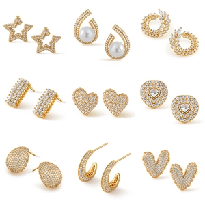 Set de nueve pendientes dorados con circonitas cuadradas y formas de corazón para mujer