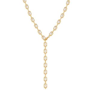 Détail du collier en Y plaqué or avec des inserts rectangulaires blancs style nacre