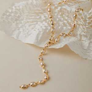 Détail du collier à chaînes multicouches plaqué or avec perles rectangulaires élégantes