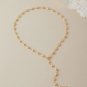 Détails du collier long en forme de Y plaqué or avec d'élégantes perles blanches