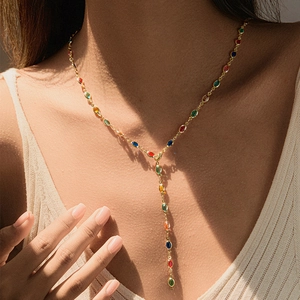 Collier long en Y bohème doré avec cristaux colorés et pompon élégant pour femmes