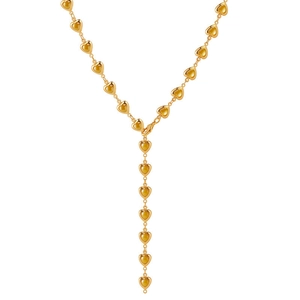 Détail du collier en Y doré avec des maillons en forme de cœur interconnectés avec élégance