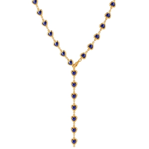 Détail d'un collier en Y doré avec petits pendentifs en forme de cœur bleu et chaîne