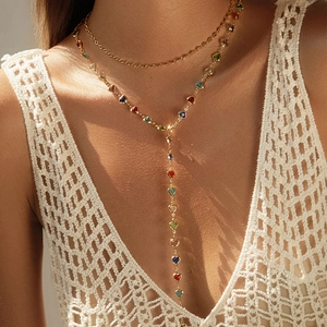 Collier double couche en Y doré avec pendentifs cœurs en cristal coloré
