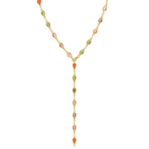 Détail du collier en Y doré avec des pierres précieuses colorées en forme de poire