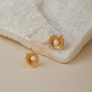 Boucles d'oreilles perles vintage plaquées or 18K avec bordure diamantée et design ondulé