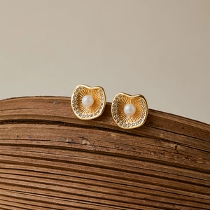 Boucles d'oreilles dorées irrégulières avec perle centrale et accents de zircon