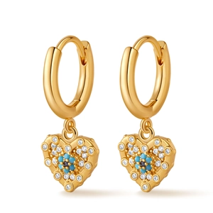 Nahaufnahme goldener Creolen mit Herzanhängern und blauen Zirkonia im Evil-Eye-Design