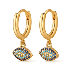 Detail von vergoldeten Evil Eye Creolen mit blauen und klaren Zirkonia-Kristallen