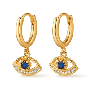 Detail von goldenen Evil-Eye-Creolen mit blauem Zirkon und weißen Kristallakzenten