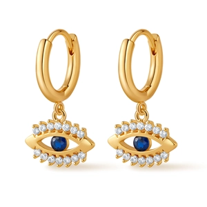 Makro-Detail von vergoldeten Evil Eye Ohrringen mit blauen und weißen Zirkonia-Steinen