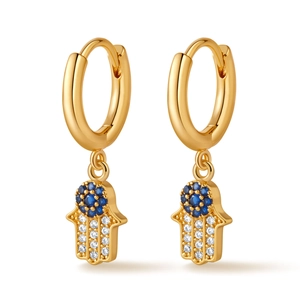 Makroaufnahme der 18K vergoldeten Hamsa-Hand-Ohrringe mit blauen Zirkoniasteinen