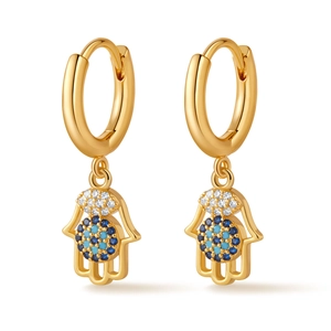 Detail von 18K vergoldeten Creolen mit Hamsa-Hand und blauem Auge-Schutzanhänger