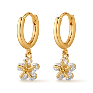 Detail von 18K vergoldeten Creolen mit Zirkonia Blumenanhänger auf weißem Hintergrund