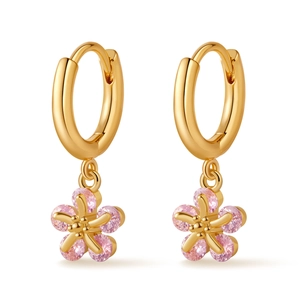 Nahaufnahme der goldenen Creolen mit filigranen fünfblättrigen rosa Zirkon-Blumenanhängern