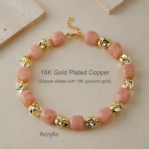 Dettaglio macro della collana di perline dopamina con acrilico rosa e perle in rame placcato 18K