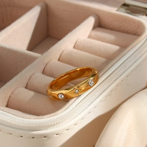 Anello in acciaio inossidabile placcato oro 18K con fiori di zircone su velluto