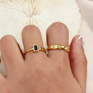 Dettagli di anelli placcati oro 18K con pietra nera e stelle in zircone scintillante