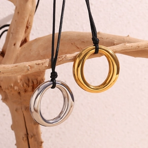 Colliers à anneaux en O plaqués or 18 carats et argent sur des branches en bois