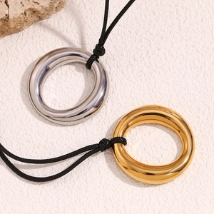 Détails de pendentifs circulaires dorés et argentés sur des colliers en cordon tressé