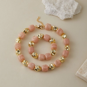 Set gioielli con collana e bracciale in perle acriliche rosa marmorizzato e metallo dorato