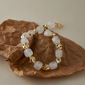 Set coordinato di collana e bracciale in perle acriliche con dettagli in oro