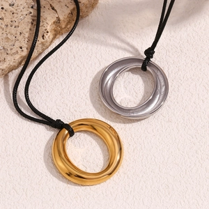 Collier minimaliste avec pendentif anneau en or 18K et argent avec cordon noir