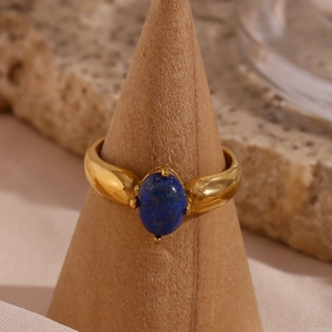 Nahaufnahme eines 18K vergoldeten Rings mit ovalem Lapislazuli auf einem Holzständer
