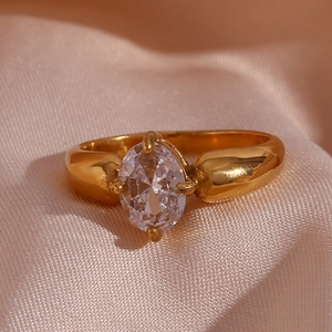Makroaufnahme des 18K vergoldeten Rings mit großem ovalem Zirkonia in 4-Krallen-Fassung