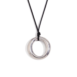 Collier minimaliste avec pendentif anneau circulaire en acier inoxydable et cordon noir