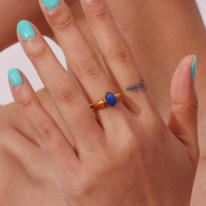Detailansicht des 18K vergoldeten Blütenrings mit einem ovalen blauen Lapislazuli-Stein