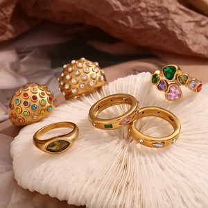 Dettaglio di anelli vintage in acciaio inossidabile placcati oro 18K con zirconi e cuori