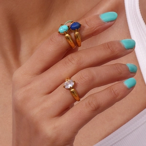 Detailansicht von drei vergoldeten Ringen mit Türkis, Lapislazuli und Zirkon-Steinen