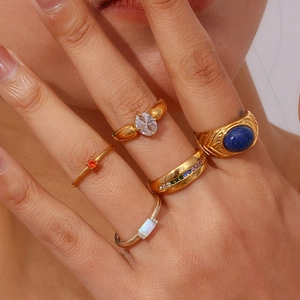Makroaufnahme von Ring-Set mit bunten Edelsteinen in edler 18K Goldbeschichtung
