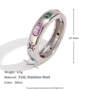 Vista macro dell'anello in acciaio 316L con zirconi multicolore e finitura argento