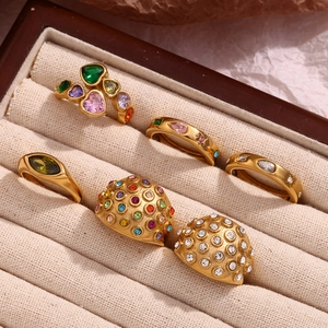 Dettaglio di anelli vintage placcati oro 18K con zirconi a cuore e marquise in astuccio