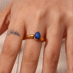 Detailansicht eines 18K Goldrings mit ovalem blauen Lapislazuli-Stein in Blütenform