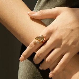 Detail of 18K gold starfish ring with zircon pavé setting on a female finger