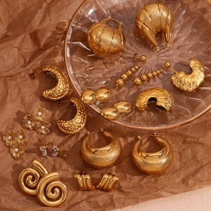 Primer plano de pendientes chapados en oro de 18K con diseño de cacahuete y cuentas