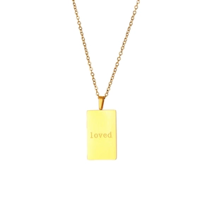 Detail eines 18K vergoldeten rechteckigen Anhängers mit loved Gravur an feiner Kette