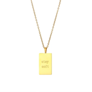 Nahaufnahme des goldene quadratische Anhänger mit stay soft Gravur und Halskette