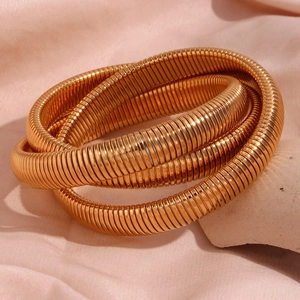 Dettaglio ravvicinato del bracciale a triplo avvolgimento a maglia serpente placcato oro 18K