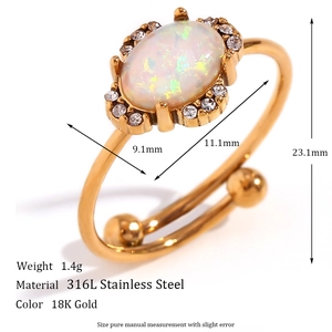 Makro-Detail des 18K vergoldeten Edelstahlrings mit ovalem Opal und Maßen im Bild