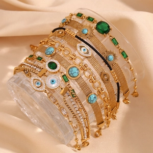 18K vergoldetes Mehrschicht-Armbandset mit Bösem Blick, Smaragd- und Türkissteinen