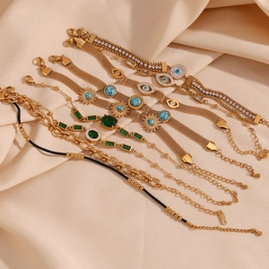 Set aus 18K vergoldeten Edelstahl-Evil-Eye-Armbändern mit Natursteinen auf Satin