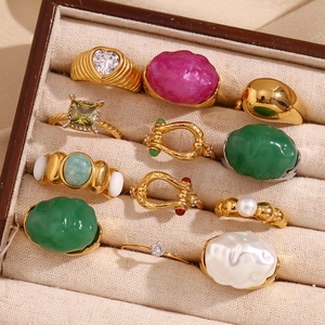 Mix of 18K gold plated stainless steel rings with zircon and pearl in a velvet box
