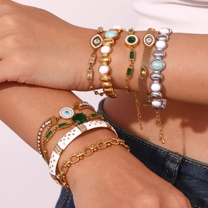 Goldenes Armband-Set mit Bösem Blick-Anhänger und smaragdgrünen Edelstein-Akzenten